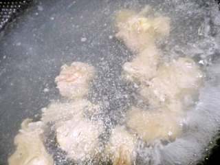 3、牛排骨土豆焖饭+#食材土豆#,牛排骨剁小块（尽量小块些），沸水烫开去血水，可以多煮会儿，牛排骨一会儿焖好熟， 后沥干备用