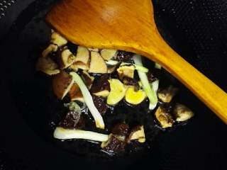 4、牛排骨土豆焖饭+#食材土豆#,开小火下油，放入葱头，姜片炒至出香味，再放入香菇丝（丁）翻炒，