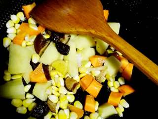 5、牛排骨土豆焖饭+#食材土豆#,依次放入土豆，胡萝卜，玉米粒，翻炒