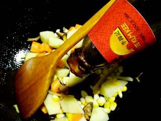 6、牛排骨土豆焖饭+#食材土豆#,依次加入少量，蚝油，海鲜酱，料酒，生抽