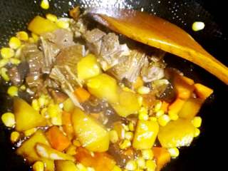 7、牛排骨土豆焖饭+#食材土豆#,最后放入牛排骨翻炒