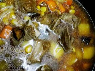 8、牛排骨土豆焖饭+#食材土豆#,待牛排骨有着色后放入一碗半的水（这水量要刚好与平时煮干饭用的水量相等就好），小熬一会（大概5-10分钟，根据你牛排骨分量的多少而定）。 把泡米的水倒掉，米放入电饭煲，倒入牛排骨汤，（如果觉得颜色还不够的话再放些酱油，口味由自个儿定），用电饭煲（标准煮档）煮上40-50分钟。