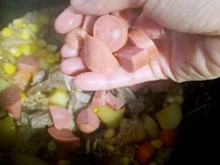 9、牛排骨土豆焖饭+#食材土豆#,香肠易熟，也不能太烂，煮快好时加入，继续煮