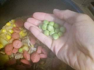 11、牛排骨土豆焖饭+#食材土豆#,加入豌豆，这个不宜过早加