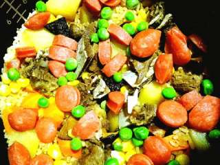 13、牛排骨土豆焖饭+#食材土豆#,这个是已经好了，看牛排骨有些脱骨了，软度刚好，撒上葱花，装起