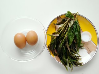 1、香椿炒鸡蛋,准备所需食材:鸡蛋两个、香椿30克、盐(一人份)适量。