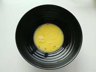 2、香椿炒鸡蛋,鸡蛋打散备用