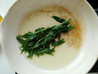 4、香椿炒鸡蛋,香椿颜色变绿后,捞出过凉水,沥干水份。