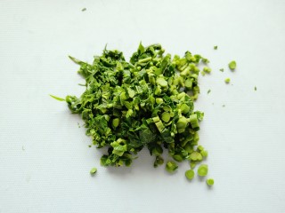 5、香椿炒鸡蛋,把沥干水份的香椿切碎备用。
