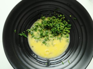 6、香椿炒鸡蛋,鸡蛋液里放入切好的香椿。