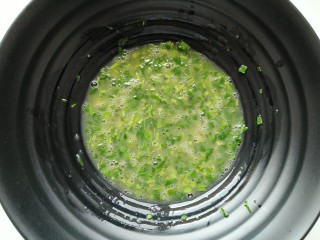 8、香椿炒鸡蛋,将鸡蛋液搅拌均匀。