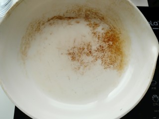 9、香椿炒鸡蛋,不粘锅倒入一点点油