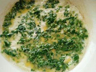 10、香椿炒鸡蛋,倒入搅拌均匀的鸡蛋香椿液。