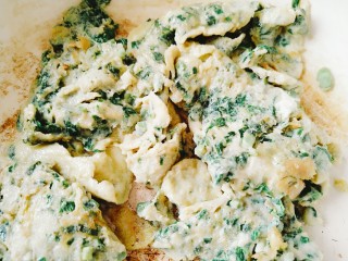 11、香椿炒鸡蛋,用小火煎至鸡蛋液凝固后,用铲子翻动,完全凝固后 关火。