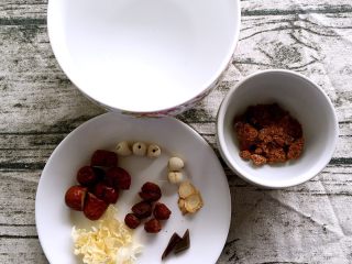 1、桂圆莲子羹,准备好材料