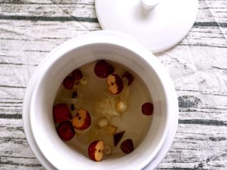 2、桂圆莲子羹,洗净后加水放入电炖盅