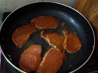 2、家庭自制健康汉堡包,猪扒放平底锅里煎