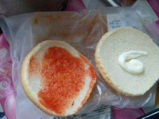 6、家庭自制健康汉堡包,汉堡包胚一面涂上番茄酱一面涂上沙拉酱涂均匀了