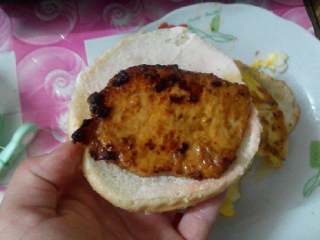 7、家庭自制健康汉堡包,放上一块猪扒