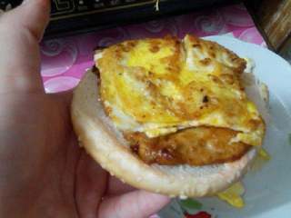 8、家庭自制健康汉堡包,放上一片鸡蛋