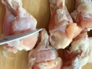 1、家庭版红烧鸡腿,鸡腿洗净改成花刀