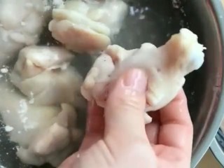 3、家庭版红烧鸡腿,捞出冲洗干净控水