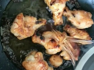 6、家庭版红烧鸡腿,翻炒上色加适量的水