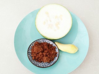 1、生姜冬瓜饮,食材:冬瓜，红糖，生姜。