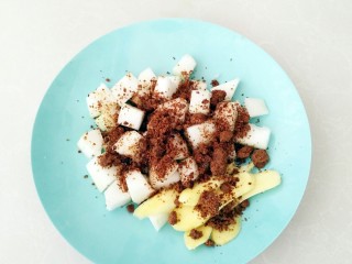 3、生姜冬瓜饮,红糖撒在生姜和冬瓜上，入冰箱腌制一会。