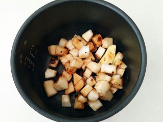 5、生姜冬瓜饮,所有的食材放入电饭煲内胆中。