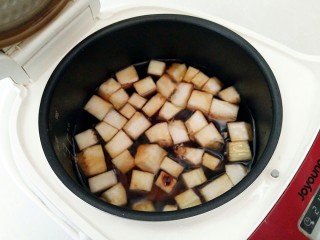 6、生姜冬瓜饮,内胆放进电饭煲，开启煲汤功能，煲半个小时。