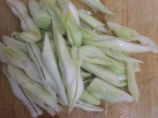 1、西红柿鸡蛋疙瘩汤,取洗干净的豆角，斜切，备用