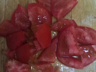 2、西红柿鸡蛋疙瘩汤,西红柿切块备用