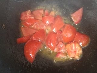 3、西红柿鸡蛋疙瘩汤,锅热，放入适量的油，放入花椒，等油开始冒烟，倒入西红柿，翻炒