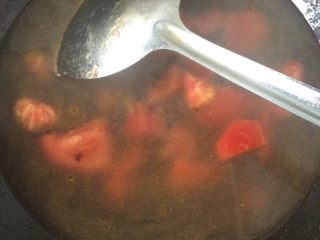 4、西红柿鸡蛋疙瘩汤,倒入凉水 大火煮开（我这边做的是一人份，所以放入了一碗水，大家可以根据人数放水）