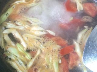 5、西红柿鸡蛋疙瘩汤,放入之前准备好的豆角