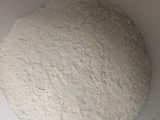 6、西红柿鸡蛋疙瘩汤,这叫要开始准备面粉了