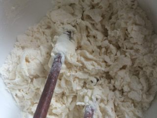 8、西红柿鸡蛋疙瘩汤,画八字搅拌（这边需要注意的是，水不要放太多，放多了，就成了面糊了）