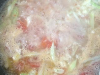 9、西红柿鸡蛋疙瘩汤,倒的时候也是有技巧的  边倒面，边在锅中快速搅拌，以防止成为大块面