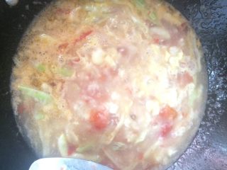 12、西红柿鸡蛋疙瘩汤,用筷子比住碗，把鸡蛋倒入锅中（拿勺子趁一下锅底，以防止沾锅）