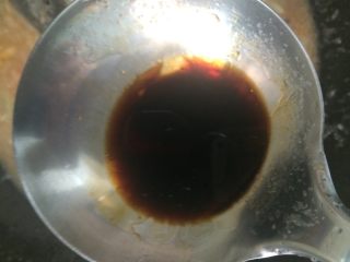 13、西红柿鸡蛋疙瘩汤,之后就要准备调料了（取勺子放入适当的盐，酱油，醋，滴入少许香油）