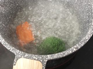 2、黄金酱烩饭,胡萝卜水煮三分钟后，放入西兰花再煮两分钟捞起