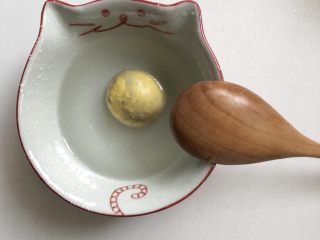 4、黄金酱烩饭,取出蛋黄，加入少许温水，用勺背碾碎