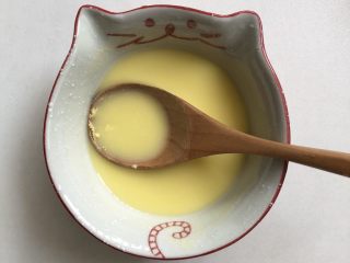 5、黄金酱烩饭,准备好的蛋黄液备用