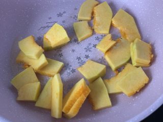 6、黄金酱烩饭,锅内放入少许食用油，放入切薄片的南瓜