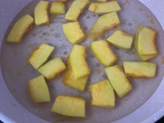 7、黄金酱烩饭,炒软后，加入适量的清水没过南瓜，大火煮开转中小火继续熬煮