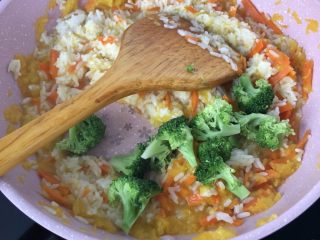 11、黄金酱烩饭,加入西兰花继续翻炒