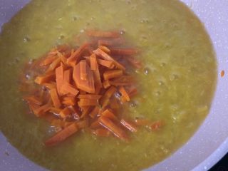 9、黄金酱烩饭,加入胡萝卜再煮两分钟