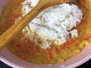 10、黄金酱烩饭,加入白米饭后翻炒片刻，汤汁会被白米饭吸收一部分