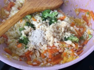 12、黄金酱烩饭,加入少许的虾皮粉、肉松，炒至均匀